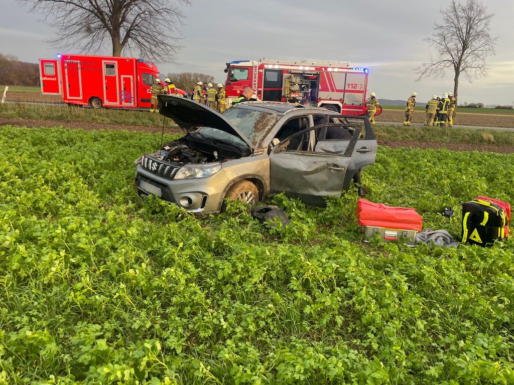 PKW überschlägt sich auf der L422: Feuerwehren im Einsatz